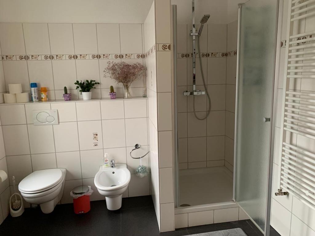Guenstige Zimmer-unterkunft Mit Gemeinschaftsbad Apartment *