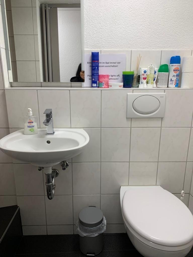 Apartment Guenstige Zimmer-unterkunft Mit Gemeinschaftsbad